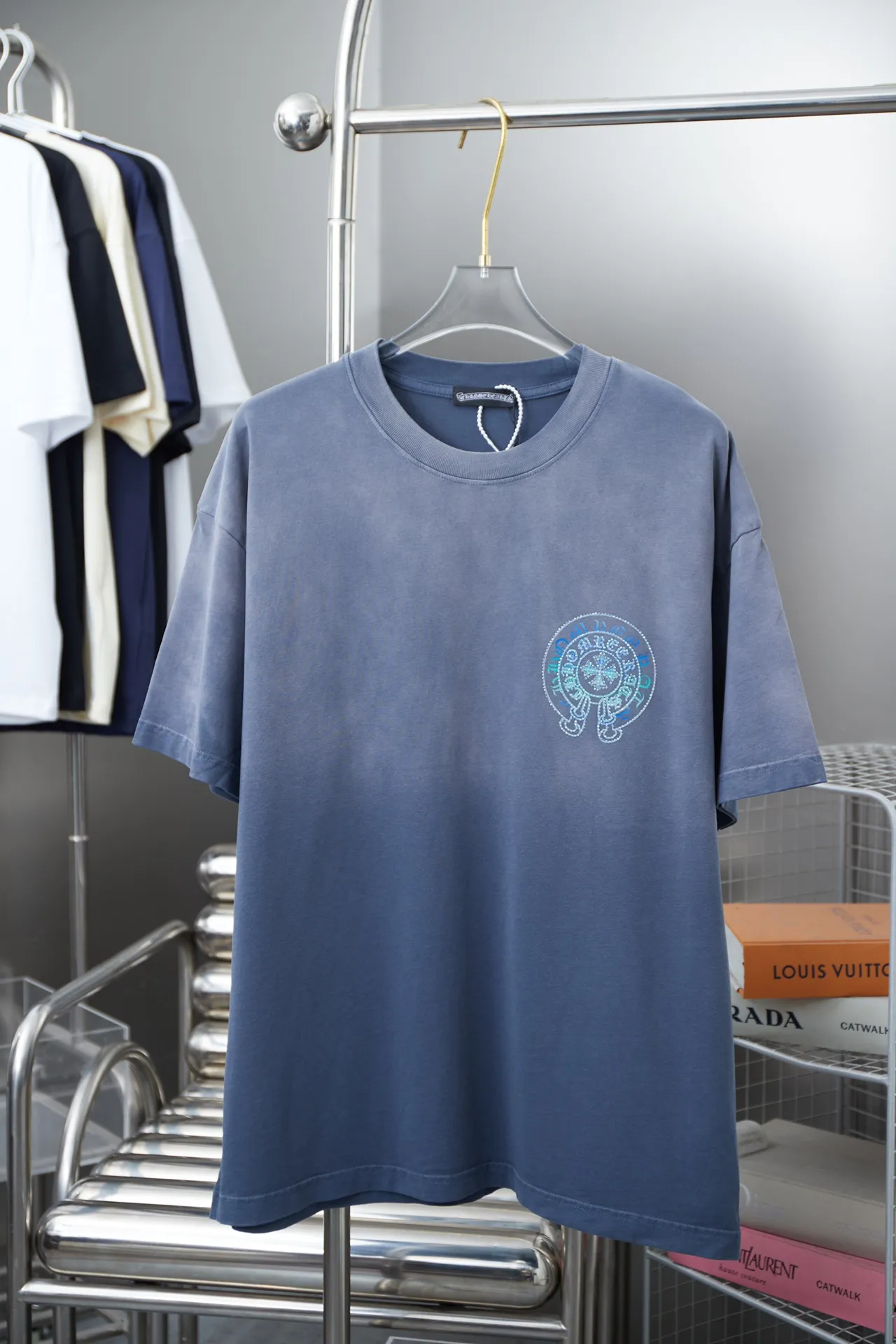 🅿️220 Chrome Hearte 25SS early spring new style Chrome heart pattern hot diamond short sleeves light luxury essential item for daily commuting for men and women Correct version Welcome to compare Detailed features · 280g 100% pure cotton double yarn jersey fabric · Special thickened 32 pieces of double-strand 1X1 thread in the same vat · Imported Australian matte pearl diamond ➕ direct-injection printing pattern. Ready-made garments are dyed Then do the faded fried snowflake process, then wash it to make it look old. Common washing improves the effect · Double-needle stitching and cross-stitch process · Original main mark, washed tag, brand moisture-proof paper packaging Color: black/white/blue/green Size: S/M/L/XL